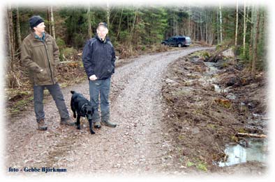 Bengt och Rolf vandrar med mig ut i Stiftets skogar - foto Gebbe Bjrkman